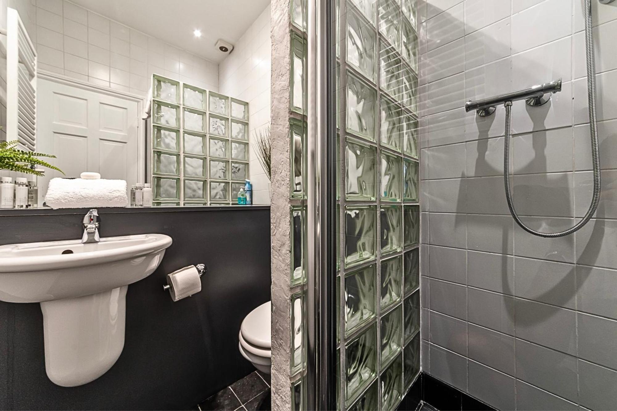 The Secret Kensington Garden Mews-2 Bedroom Full House-2 Train Lines- Spacious-Kings Road- Harrods -Chelsea Stadium-Private Small Patio Лондон Екстериор снимка
