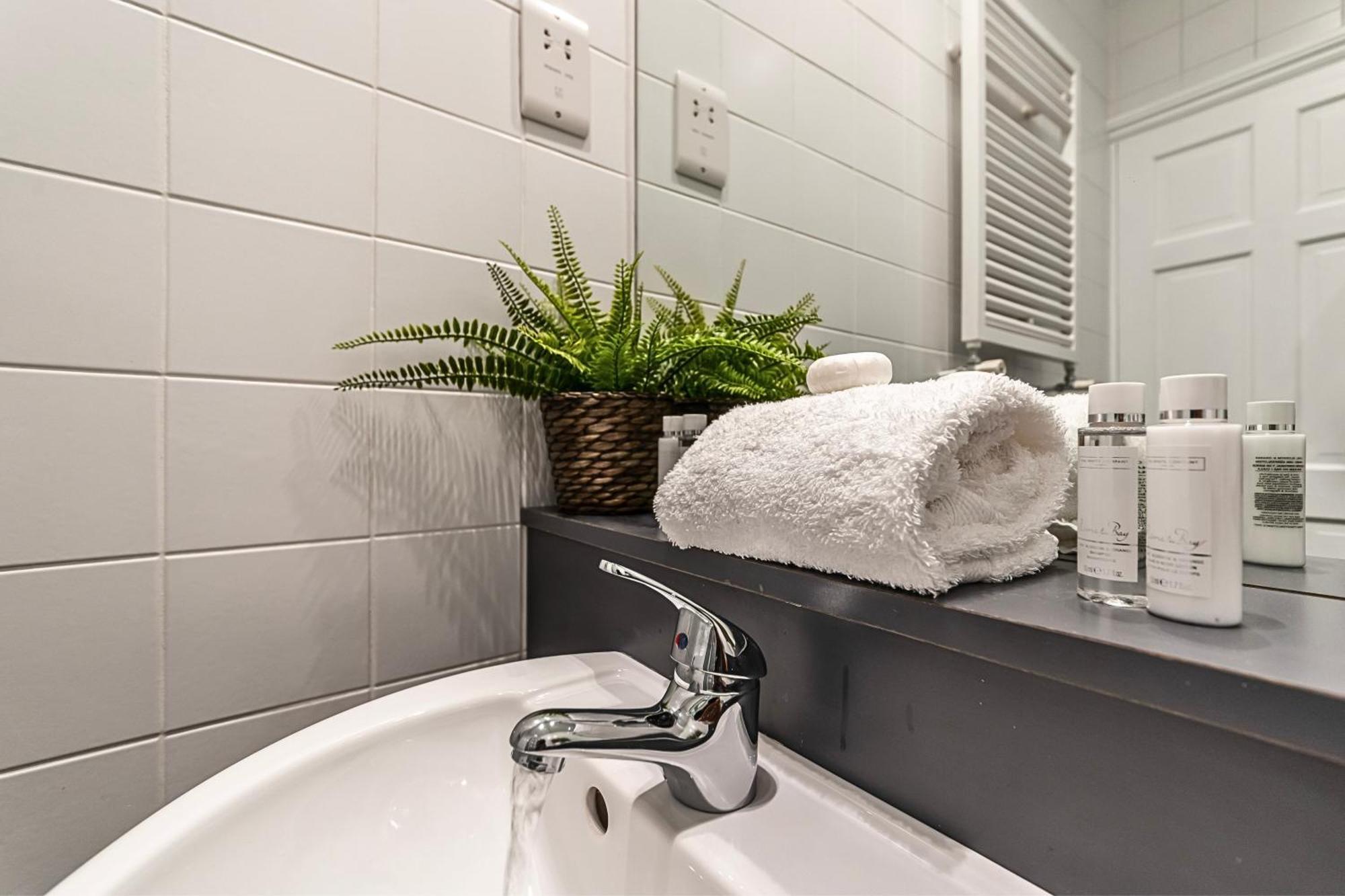 The Secret Kensington Garden Mews-2 Bedroom Full House-2 Train Lines- Spacious-Kings Road- Harrods -Chelsea Stadium-Private Small Patio Лондон Екстериор снимка