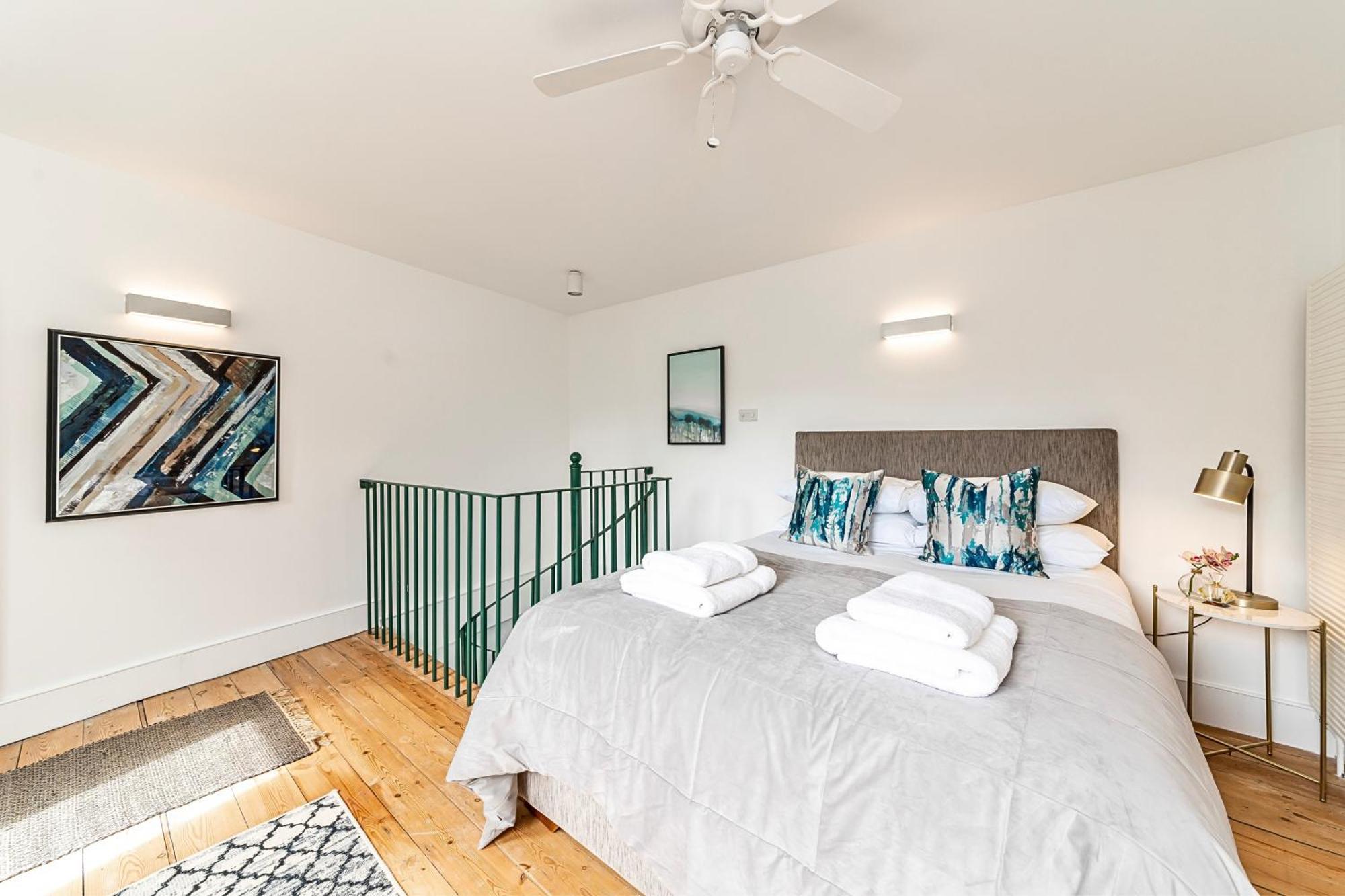 The Secret Kensington Garden Mews-2 Bedroom Full House-2 Train Lines- Spacious-Kings Road- Harrods -Chelsea Stadium-Private Small Patio Лондон Екстериор снимка