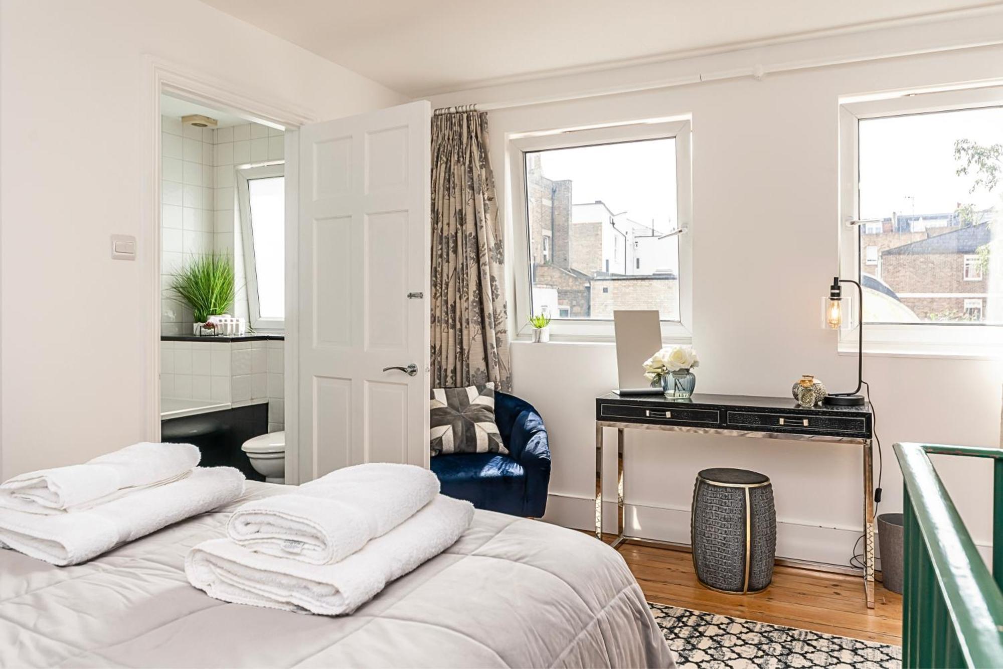 The Secret Kensington Garden Mews-2 Bedroom Full House-2 Train Lines- Spacious-Kings Road- Harrods -Chelsea Stadium-Private Small Patio Лондон Екстериор снимка