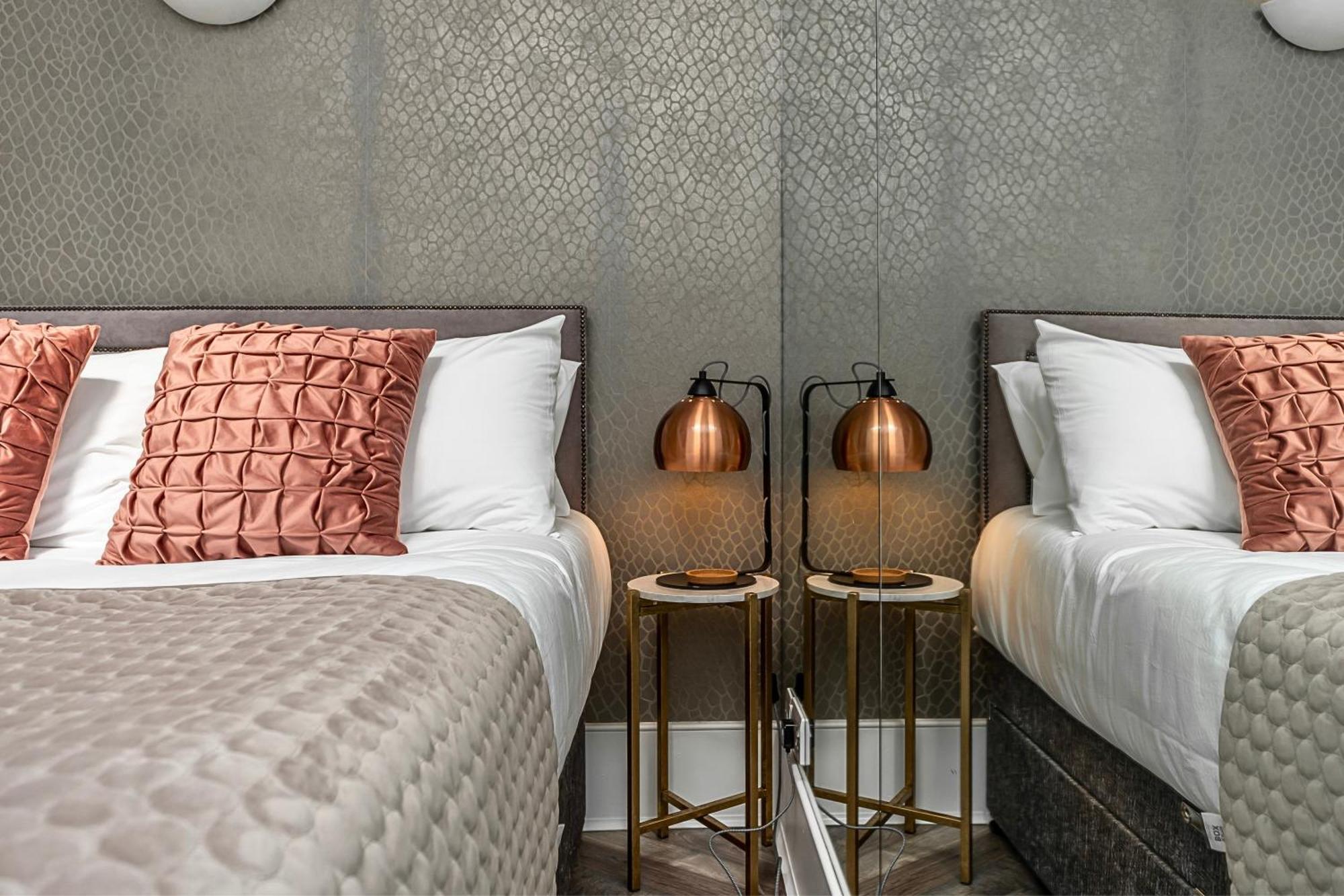 The Secret Kensington Garden Mews-2 Bedroom Full House-2 Train Lines- Spacious-Kings Road- Harrods -Chelsea Stadium-Private Small Patio Лондон Екстериор снимка