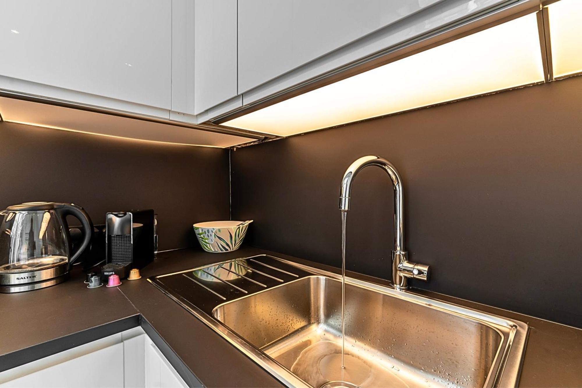 The Secret Kensington Garden Mews-2 Bedroom Full House-2 Train Lines- Spacious-Kings Road- Harrods -Chelsea Stadium-Private Small Patio Лондон Екстериор снимка