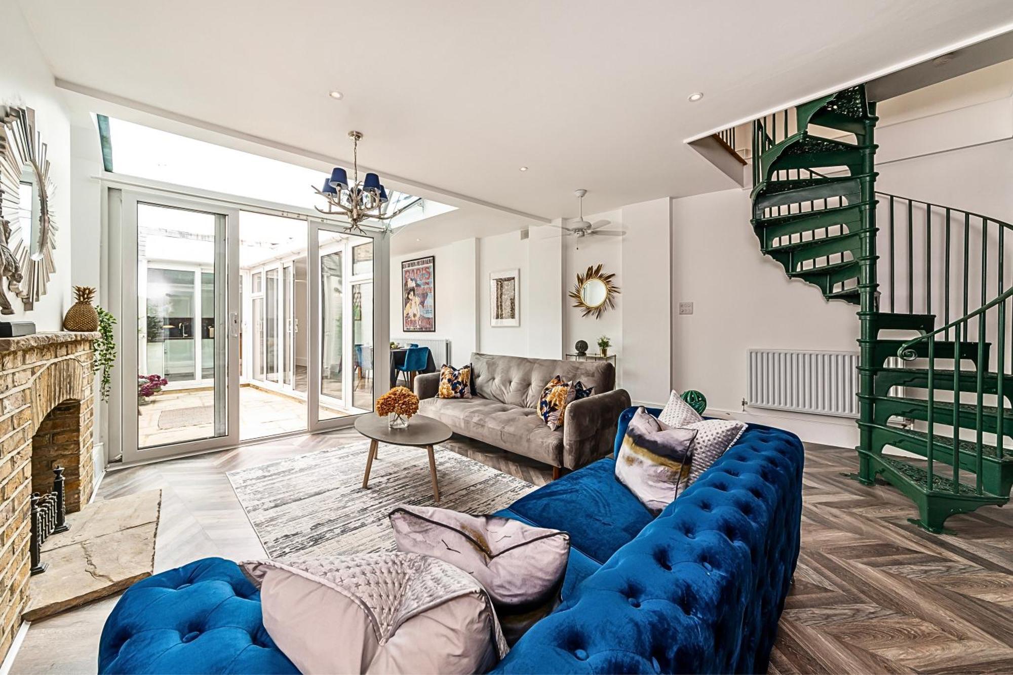 The Secret Kensington Garden Mews-2 Bedroom Full House-2 Train Lines- Spacious-Kings Road- Harrods -Chelsea Stadium-Private Small Patio Лондон Екстериор снимка
