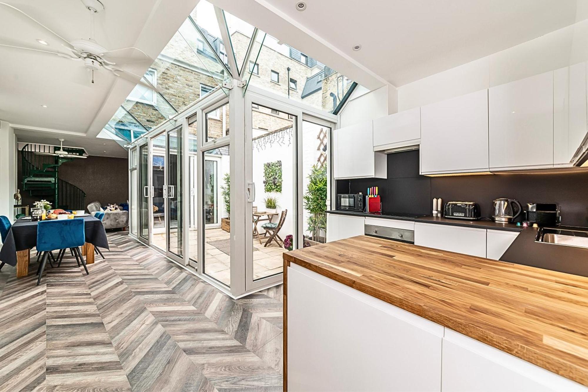 The Secret Kensington Garden Mews-2 Bedroom Full House-2 Train Lines- Spacious-Kings Road- Harrods -Chelsea Stadium-Private Small Patio Лондон Екстериор снимка