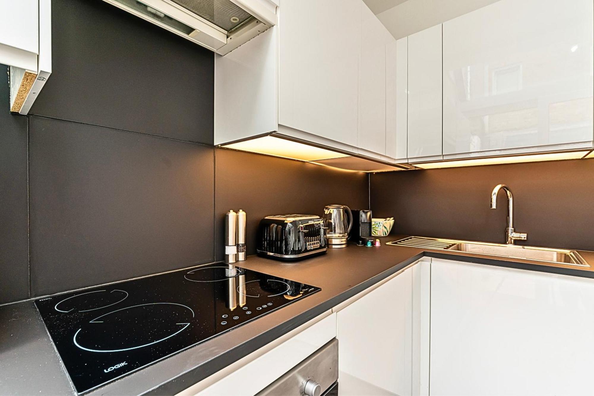The Secret Kensington Garden Mews-2 Bedroom Full House-2 Train Lines- Spacious-Kings Road- Harrods -Chelsea Stadium-Private Small Patio Лондон Екстериор снимка