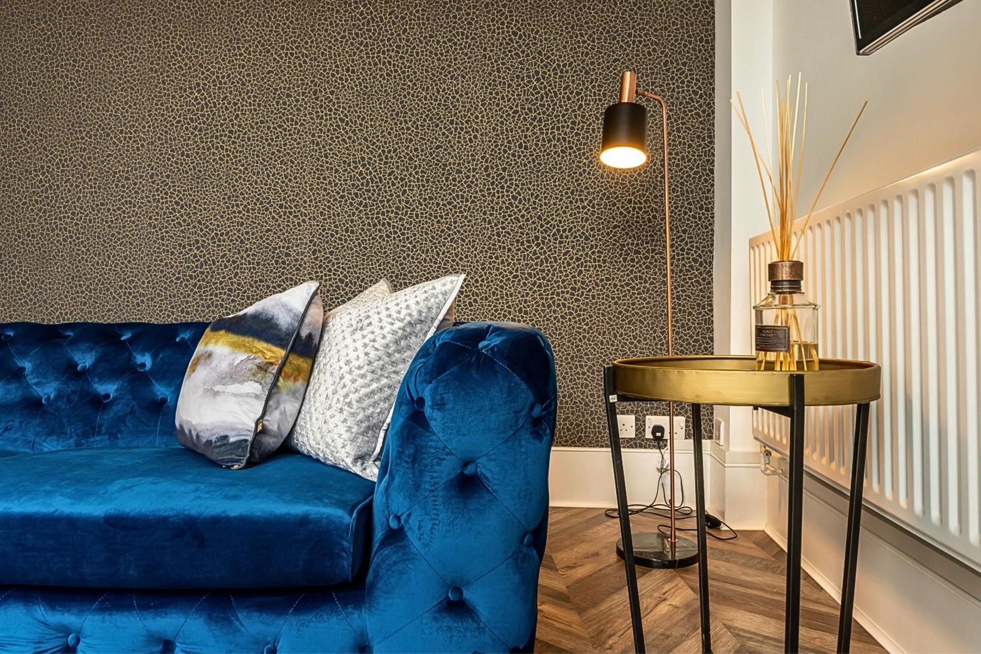 The Secret Kensington Garden Mews-2 Bedroom Full House-2 Train Lines- Spacious-Kings Road- Harrods -Chelsea Stadium-Private Small Patio Лондон Екстериор снимка