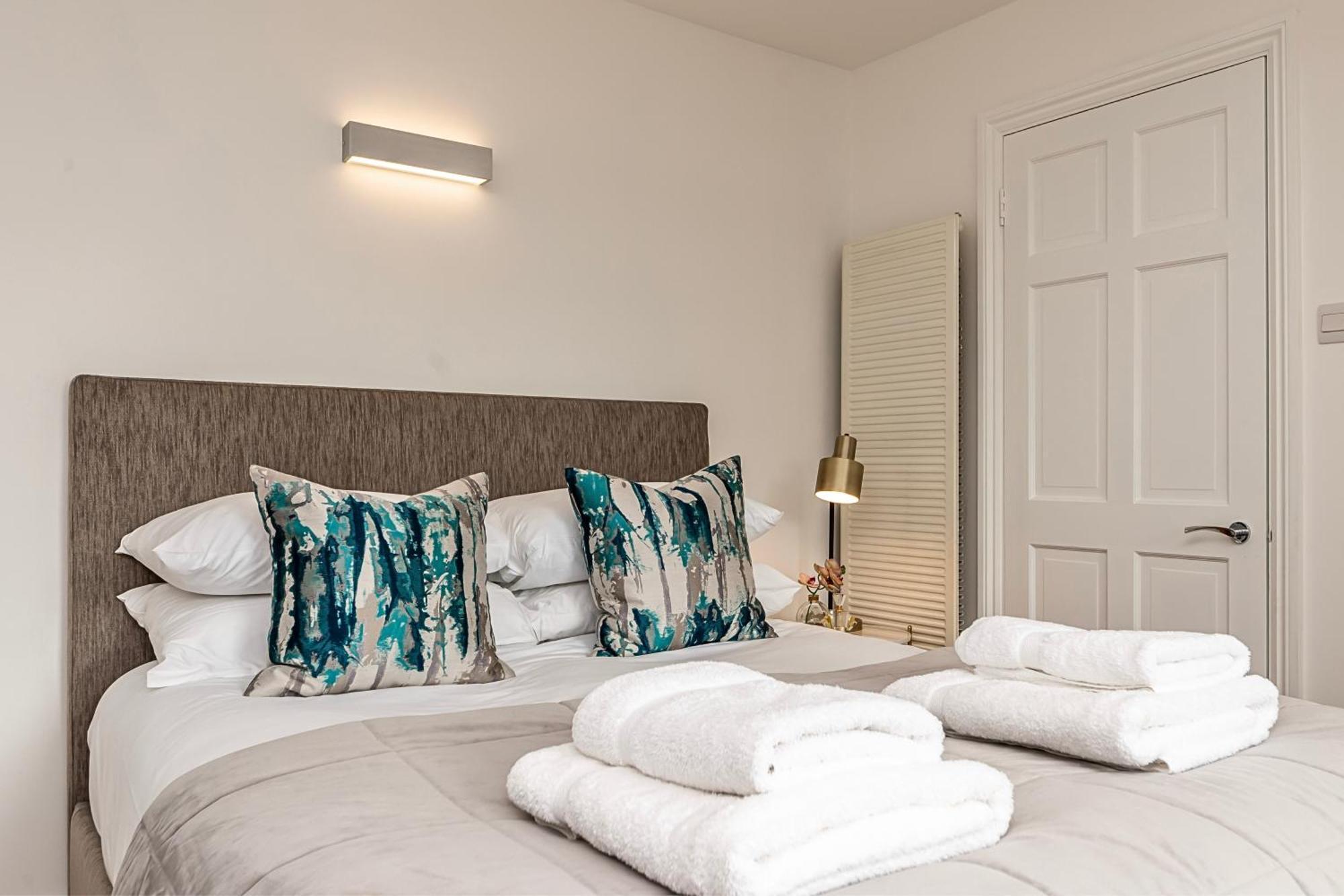 The Secret Kensington Garden Mews-2 Bedroom Full House-2 Train Lines- Spacious-Kings Road- Harrods -Chelsea Stadium-Private Small Patio Лондон Екстериор снимка