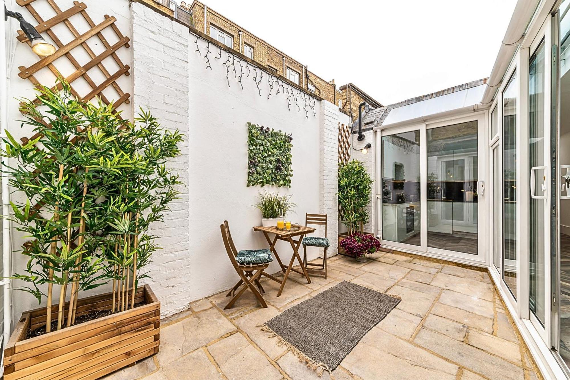 The Secret Kensington Garden Mews-2 Bedroom Full House-2 Train Lines- Spacious-Kings Road- Harrods -Chelsea Stadium-Private Small Patio Лондон Екстериор снимка