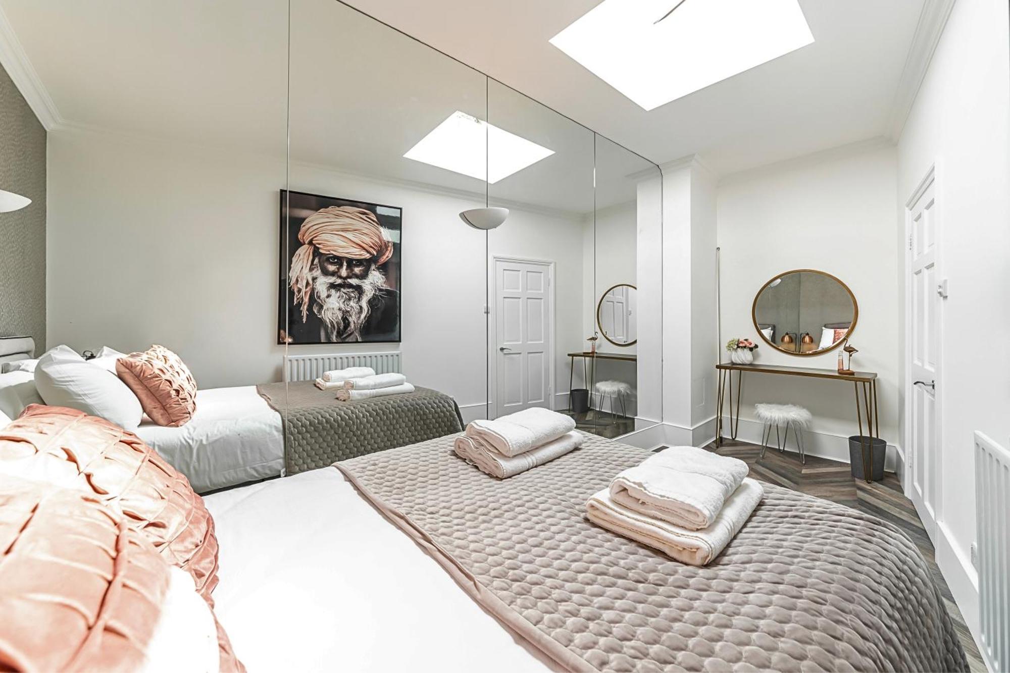 The Secret Kensington Garden Mews-2 Bedroom Full House-2 Train Lines- Spacious-Kings Road- Harrods -Chelsea Stadium-Private Small Patio Лондон Екстериор снимка