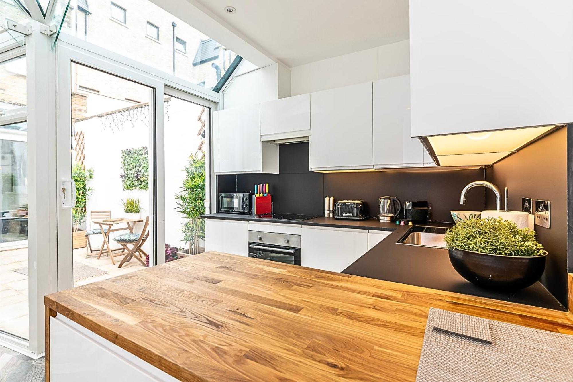 The Secret Kensington Garden Mews-2 Bedroom Full House-2 Train Lines- Spacious-Kings Road- Harrods -Chelsea Stadium-Private Small Patio Лондон Екстериор снимка