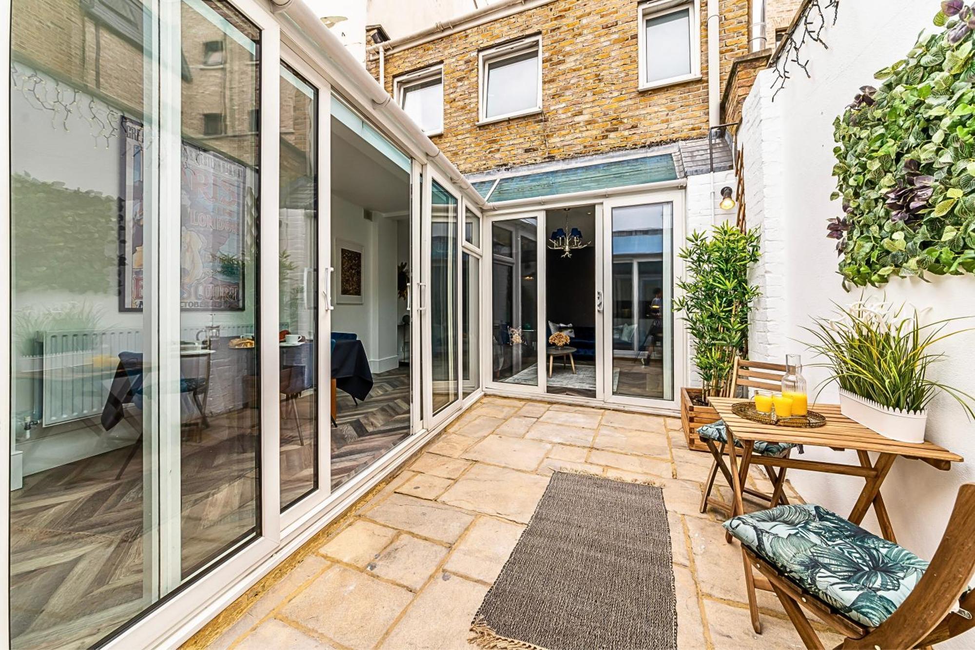 The Secret Kensington Garden Mews-2 Bedroom Full House-2 Train Lines- Spacious-Kings Road- Harrods -Chelsea Stadium-Private Small Patio Лондон Екстериор снимка