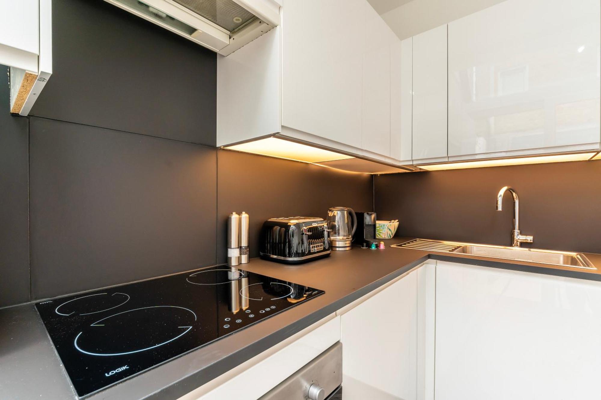 The Secret Kensington Garden Mews-2 Bedroom Full House-2 Train Lines- Spacious-Kings Road- Harrods -Chelsea Stadium-Private Small Patio Лондон Екстериор снимка