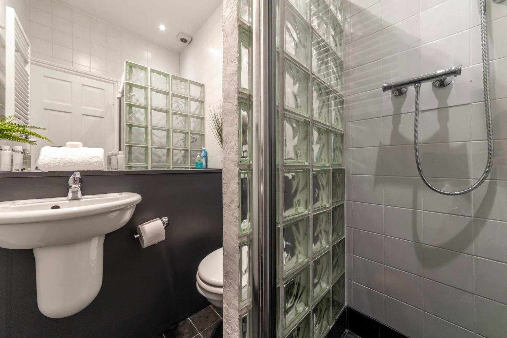 The Secret Kensington Garden Mews-2 Bedroom Full House-2 Train Lines- Spacious-Kings Road- Harrods -Chelsea Stadium-Private Small Patio Лондон Екстериор снимка