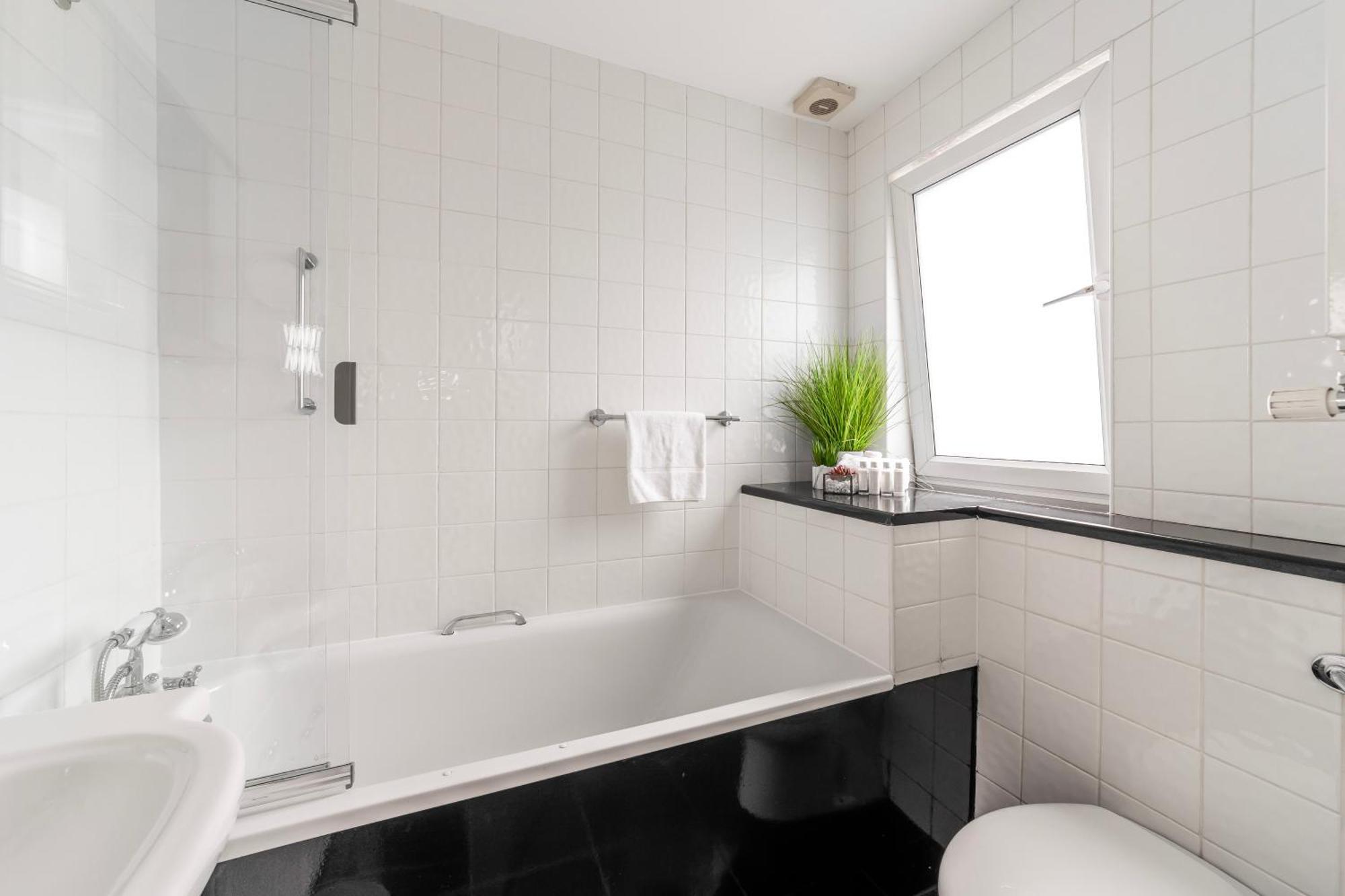 The Secret Kensington Garden Mews-2 Bedroom Full House-2 Train Lines- Spacious-Kings Road- Harrods -Chelsea Stadium-Private Small Patio Лондон Екстериор снимка