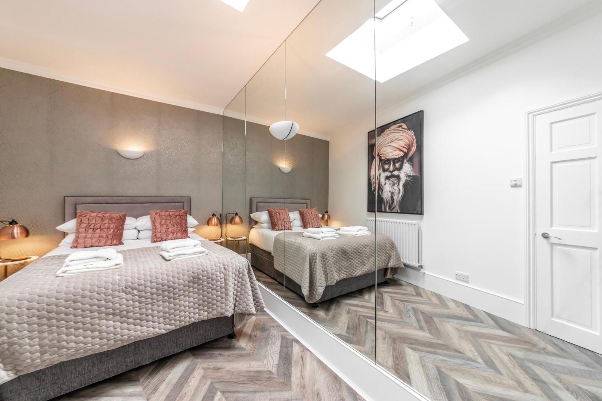 The Secret Kensington Garden Mews-2 Bedroom Full House-2 Train Lines- Spacious-Kings Road- Harrods -Chelsea Stadium-Private Small Patio Лондон Екстериор снимка